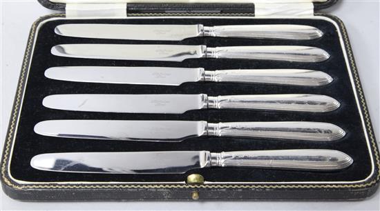 A cased set of six George V silver handled dessert knives.	